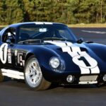 El Factory Five Type 65 Coupe, desde 22.990 dólares, replica al icónico Shelby Daytona. Permite múltiples configuraciones de motor y ofrece una experiencia cercana a un clásico de competición, pero a una fracción del precio.