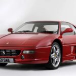 Uno de los Ferrari más queridos por su manejo, sonido y equilibrio. Fue un salto importante respecto a modelos anteriores y ofrecía una experiencia muy pura.
Sin embargo, su reputación quedó manchada por problemas mecánicos serios, incluyendo fugas y riesgos de incendio, además de costos de mantenimiento extremadamente altos.