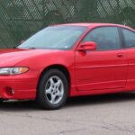 Un clásico de Pontiac, pero con serios problemas en la dirección asistida. Muchos usuarios reportaron fallas que incluso provocaban movimientos inesperados del volante.
Además, tuvo múltiples recalls por riesgo de incendio en el motor, lo que agrava aún más su historial.