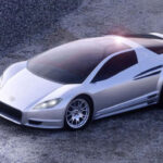 El Toyota Alessandro Volta fue un concept revolucionario presentado en 2004. Combinaba un motor V6 con dos motores eléctricos, logrando más de 400 hp y tracción integral. Diseñado por Italdesign, anticipó el futuro de los superdeportivos híbridos muchos años antes de que se hicieran comunes.