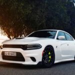Dodge mantiene su esencia deportiva, algo que enamora a los entusiastas del motor. Sin embargo, esta apuesta tiene un coste: motores exigentes y altamente exprimidos que generan más averías y mantenimiento frecuente. La falta de consistencia en piezas y soporte técnico también contribuye a una experiencia irregular para el usuario.