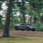 La Tesla Cybertruck sigue dando que hablar con 3.519 unidades estimadas. A pesar de una caída del 45% en ventas, su diseño radical y propuesta única le permiten mantenerse en el top 10, confirmando que la innovación —aunque polémica— sigue teniendo su público.