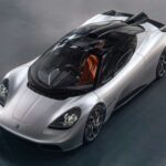 El Gordon Murray T.50 es una obra maestra centrada en la pureza de conducción. Su V12 atmosférico de 4.0 litros, desarrollado con Cosworth, entrega 661 CV y alcanza unas impresionantes 12.100 rpm, posicionándose como uno de los motores más avanzados jamás creados.