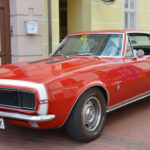 El Chevrolet Camaro first generation es uno de los diseños más reconocibles del automovilismo americano. Su frontal agresivo, proporciones musculosas y detalles como las luces traseras horizontales lo convierten en una referencia absoluta.