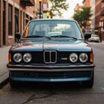 El BMW E21 3 Series trasladó esa filosofía a una nueva era. Más refinado, pero manteniendo el enfoque en el conductor, sentó las bases de la Serie 3 como referente mundial.