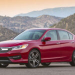 El Accord de 2016 representa el equilibrio total. Con mejoras en suspensión, tecnología actualizada y buena habitabilidad, sigue siendo un coche completo. En 2026 destaca aún más porque ofrece lo que muchos buscan: un único vehículo capaz de cubrir uso diario, viajes largos y necesidades familiares sin compromisos claros.