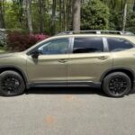 El Subaru Outback 3.6R Touring es una de las opciones más completas del listado. Por 14.000 dólares ofrece el apreciado motor bóxer 3.6 litros de seis cilindros, además de mejoras como suspensión elevada, neumáticos todoterreno y sistema multimedia moderno con Apple CarPlay inalámbrico. Es un familiar robusto, fiable y preparado para cualquier aventura.