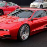 Presentado en 2008, el BMW M1 Homage fue un homenaje moderno al icónico M1 de finales de los años 70. Su diseño combinaba líneas retro con una estética agresiva y contemporánea, evocando el espíritu de competición de la marca bávara. Con una arquitectura de motor central y una aerodinámica cuidada, el M1 Homage apuntaba directamente a los superdeportivos modernos. Sin embargo, BMW decidió no llevarlo a producción, dejando a los entusiastas con las ganas de ver renacer un mito. Aun así, su lenguaje de diseño ha influido en modelos posteriores.