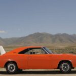 El Dodge Charger Daytona de 1969 fue creado con un objetivo claro: dominar la NASCAR. Su diseño aerodinámico extremo, junto al motor 426 Hemi de 430 CV, le permitía alcanzar grandes velocidades, con un 0 a 100 km/h en 5,2 segundos. Fue el primer coche en superar las 200 mph en circuito, consolidando su leyenda.