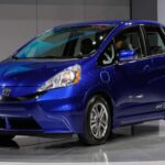 El Honda Fit EV, lanzado en 2012, fue uno de los eléctricos más interesantes de su época, aunque con una estrategia limitada. Solo se ofrecía en leasing, pero destacaba por su buena conducción y practicidad. Con 123 CV y 82 millas de autonomía, era competitivo en su segmento. Su gran problema no fue técnico, sino estratégico: Honda lo retiró tras cumplir objetivos regulatorios, pese a su alta demanda.