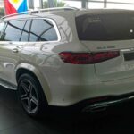 El Mercedes-Benz GLS ronda los 1.250 dólares anuales en mantenimiento. Su sistema de suspensión AIRMATIC y la necesidad de herramientas especializadas incluso para tareas básicas incrementan notablemente los costes. Es un SUV excelente, pero exige un presupuesto acorde.