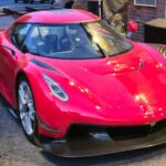 El Koenigsegg Jesko Absolut fue diseñado con un único objetivo: ser el coche más rápido del planeta. Aunque aún no ha registrado una velocidad oficial, la marca asegura que podría superar las 330 mph (531 km/h). Su V8 biturbo de hasta 1.600 CV y su carrocería optimizada para reducir la resistencia lo posicionan como el proyecto más ambicioso de la actualidad.