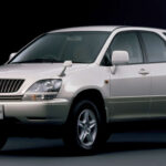 El Toyota Harrier, conocido globalmente como Lexus RX, redefinió el concepto de SUV en 1997. Combinaba el confort de una berlina con la estética y funcionalidad de un todoterreno. Hoy, los crossovers de lujo dominan el mercado, pero este modelo fue uno de los primeros en establecer esa fórmula ganadora.