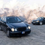 El Mercedes-Benz W124 es sinónimo de durabilidad. Construido con una calidad casi excesiva para los estándares actuales, es uno de esos coches que pueden durar décadas. Su mantenimiento no es barato, pero suele traducirse en fiabilidad real y longevidad.