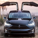 El Tesla Model X es innovador, pero caro de sostener. Las puertas Falcon Wing son complejas y costosas de reparar, y la dependencia de сервис oficiales limita opciones más económicas. Aunque el sistema eléctrico es sólido, los detalles elevan la factura.