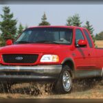 El V8 Triton 5.4 litros 3V es recordado como uno de los motores más conflictivos de Ford. Su mayor debilidad estaba en el sistema de distribución, capaz de perder sincronización y provocar daños severos entre válvulas y pistones. A esto se suman problemas con bujías que se rompen al extraerlas, fallos de encendido y quejas recurrentes sobre alimentación de combustible. Hoy existen opciones muy superiores dentro del mercado usado.