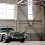 El DB5 es una leyenda absoluta, en parte gracias a su aparición en el cine. Pero más allá de eso, sus llantas de radios cromadas aportan una elegancia clásica que encaja a la perfección con su diseño refinado.