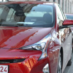 Toyota es sinónimo de durabilidad. Con millones de unidades producidas al año, su filosofía de control de calidad y mejora continua ha convertido a modelos como el Prius o el Corolla en referencias absolutas de fiabilidad a nivel global.