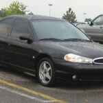 Pensado como un “world car”, el Contour no logró destacar. Aunque su rendimiento era correcto, su tamaño reducido y un precio elevado para su segmento limitaron su éxito comercial.