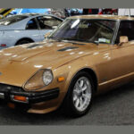 El 280ZX llevó al Z hacia el gran turismo, con más confort y equipamiento. Incorporó opciones como aire acondicionado y, más adelante, turbo, ampliando su atractivo sin perder deportividad.