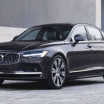 La berlina sueca destaca por su diseño minimalista, seguridad y mecánica eficiente. Su sistema mild hybrid ayuda a reducir consumos y costes, mientras que su mantenimiento se mantiene sorprendentemente bajo para su categoría.