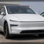 El Tesla Model Y 2026 fue elegido como el mejor vehículo eléctrico gracias a su renovación Juniper y a una propuesta cada vez más competitiva. La versión de acceso parte desde 39.990 dólares con hasta 321 millas de autonomía, mientras que la variante Premium alcanza 357 millas. Tesla mantiene ventaja en red de carga, tecnología y aceleración frente a muchos rivales directos.