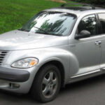 El Chrysler PT Cruiser apostó por un estilo retro que inicialmente funcionó, pero perdió atractivo rápidamente. Su diseño dejó de parecer original para convertirse en anticuado, mientras que su rendimiento y calidad interior no evolucionaron al ritmo del mercado.