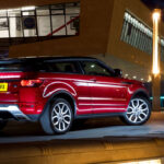 El Range Rover Evoque Mk1 fue un éxito inmediato gracias a su diseño compacto y moderno. Su gama de motores gasolina ofrece suavidad y eficiencia razonable. En el mercado usado es muy popular por su estilo urbano y accesibilidad en precio.