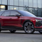 El Chevrolet Blazer EV apuesta por un diseño más cercano a los SUV tradicionales de combustión. Ofrece hasta 324 millas de autonomía en versiones de tracción trasera y una gama enfocada a clientes que buscan un cambio más progresivo hacia lo eléctrico. Es más caro que el Ioniq 5, pero más familiar en su enfoque.