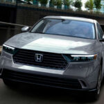 El Honda Accord sigue siendo una referencia en el segmento de berlinas medianas. Las versiones posteriores a 2018 solucionaron problemas tecnológicos previos, dejando un conjunto mecánico muy sólido capaz de superar los 250.000 kilómetros con costes de mantenimiento bajos.