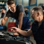 La fiabilidad importa más que nunca debido al incremento de costes de mantenimiento. Según AAA, mantenimiento, neumáticos y reparaciones promediaron 10,13 centavos por milla en 2024, mientras que el coste total mensual de un coche nuevo superó los 1.000 dólares. Tener menos averías ya no es solo comodidad: también es ahorro directo.