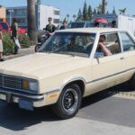 El Ford Fairmont nunca fue un icono de diseño, pero esconde una gran virtud: utiliza la famosa plataforma Fox Body. Eso significa compatibilidad con múltiples piezas del Mustang de tercera generación y enorme potencial de preparación. Se pueden ver ejemplares utilizables desde 3.000 dólares, mientras unidades mejor conservadas rondan los 12.000.