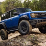 El Ford Bronco recupera el espíritu aventurero con puertas y techo desmontables. Su motor EcoBoost de 2.3 litros y su sistema 4x4 lo convierten en un rival serio. Aunque su precio base es cercano al Gladiator, sigue siendo ligeramente más accesible en versiones básicas.