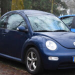 Aunque es un icono, ciertos Beetle son problemáticos. El año 2004 destaca negativamente por fallos de transmisión y sistemas eléctricos, mientras que 2000 y 2006 registran múltiples quejas por airbags, motor y componentes interiores poco fiables.