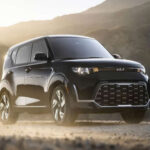 El Kia Soul 2025 destaca por su precio, pero lo paga con un motor poco potente y un habitáculo ruidoso en carretera. A largo plazo, esa falta de refinamiento puede pasar factura en la experiencia de uso.