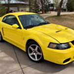 El Ford Mustang SVT Cobra incorporaba un V8 sobrealimentado con gran potencia y, por primera vez, suspensión trasera independiente. Aun así, quedó eclipsado por versiones posteriores más mediáticas.