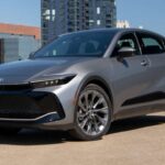 El Toyota Crown 2025 apuesta por un enfoque diferente, con una carrocería elevada y un interior más refinado que el de otros sedanes de la marca. Aunque no es el más barato, ofrece acceso cómodo, buena eficiencia en sus versiones híbridas y una fiabilidad destacada según estudios recientes. Es la opción ideal para quien busca calidad superior sin pasar a un SUV.