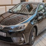 El Toyota Corolla 2017 ha sido calificado por Kelley Blue Book como el “coche perfecto para empezar”, gracias a su motor fiable y estándares de seguridad excelentes. Su consumo combinado de 32 a 34 mpg y su precio de segunda mano de $12,100 a $13,750 lo convierten en un vehículo económico y confiable para uso diario.