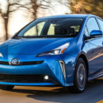 El Toyota Prius es uno de los coches no SUV más duraderos. Supera fácilmente los 400.000 km gracias a su sistema híbrido probado y a su bajo desgaste mecánico. Es una opción clave para quienes priorizan consumo y fiabilidad.