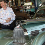 El Bugatti Type 57 Aérolithe fue una obra maestra creada por Jean Bugatti. Construido en una aleación de magnesio extremadamente ligera, su característica “costura dorsal” no solo era estética, sino una necesidad técnica. El prototipo original desapareció, aumentando su leyenda.