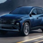 El Hyundai Tucson 2025 sorprende por su interior espacioso y repleto de tecnología, incluyendo pantalla táctil de 12,3 pulgadas, integración inalámbrica de Apple CarPlay y Android Auto, y cuatro puertos USB. Con un motor de 187 hp, opciones híbridas y precio inicial de $28,605, supera en espacio tanto al RAV4 como al Sportage, con hasta 80,3 pies cúbicos de carga máxima.