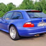 El BMW Z3 M Coupé, apodado en su día como “clown shoe” por sus formas traseras exageradas, fue muy criticado por su diseño poco convencional. Sin embargo, con el paso del tiempo, sus proporciones musculosas y su carácter de shooting brake lo han convertido en un clásico moderno muy codiciado.