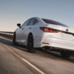 El motor híbrido 2.5 litros del ES 300h destaca por su eficiencia, con consumos combinados cercanos a los 44 mpg. Es la opción más recomendable para quienes buscan ahorro a largo plazo, aunque su potencia de 215 hp no destaca frente a rivales alemanes más deportivos.
