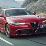 La reinterpretación moderna de la Giulia llegó en 2015 con una filosofía completamente distinta, basada en tracción trasera y motores turboalimentados. Su versión Quadrifoglio, con más de 500 CV, devuelve el carácter deportivo que convirtió a Alfa Romeo en un referente histórico.