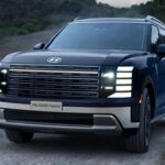 El Hyundai Palisade 2026 se vuelve más grande, lujoso y tecnológico. La incorporación de un nuevo tren motriz híbrido mejora la potencia y reduce el consumo de combustible frente al V6 tradicional. Su interior silencioso y lleno de alta tecnología lo convierte en una opción premium para familias que buscan espacio y confort, compitiendo con vehículos de lujo.