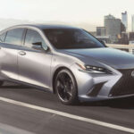 El Lexus ES ofrece más variedad mecánica. Puede equipar un 2.5 atmosférico (ES 250), un V6 3.5 litros (ES 350) o un sistema híbrido (ES 300h). El híbrido destaca por su eficiencia, con consumos muy bajos, mientras que el V6 aporta más potencia y suavidad, situándose como una opción más tradicional dentro del segmento premium.