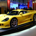 El Saleen S7 fue uno de los primeros superdeportivos americanos en competir directamente con marcas europeas. Su motor V8 de 7.0 litros y su chasis de fibra de carbono le permitían acelerar con una brutalidad excepcional para su época. A pesar de sus prestaciones, nunca logró la fama global que merecía.