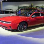 El Dodge Charger EV, uno de los lanzamientos eléctricos más esperados de Stellantis, también aparece entre los modelos con más incidencias. Un total de 8.400 unidades fueron llamadas a revisión por un fallo de software relacionado con el sistema de alerta sonora para peatones.

Este sistema es obligatorio en coches eléctricos para advertir su presencia a baja velocidad. El problema refleja que la transición tecnológica no siempre es sencilla, y que incluso marcas históricas pueden tropezar al dar el salto a la electrificación total.