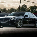 Considerado el estándar del lujo, sufre una depreciación igual de dura: solo conserva entre el 30% y 40% de su valor tras cinco años. Su complejidad mecánica y tecnológica implica reparaciones costosas, especialmente en suspensión neumática y electrónica. Además, cada nueva generación introduce avances tan importantes que la anterior queda rápidamente desactualizada, reduciendo su atractivo en segunda mano.