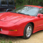 Atrapado entre la caída del muscle car tradicional y el auge japonés, el Firebird perdió relevancia. Costes de seguro altos y poca practicidad lo condenaron. Hoy, versiones Formula y Trans Am superan sin dificultad los 30.000 dólares en buen estado.